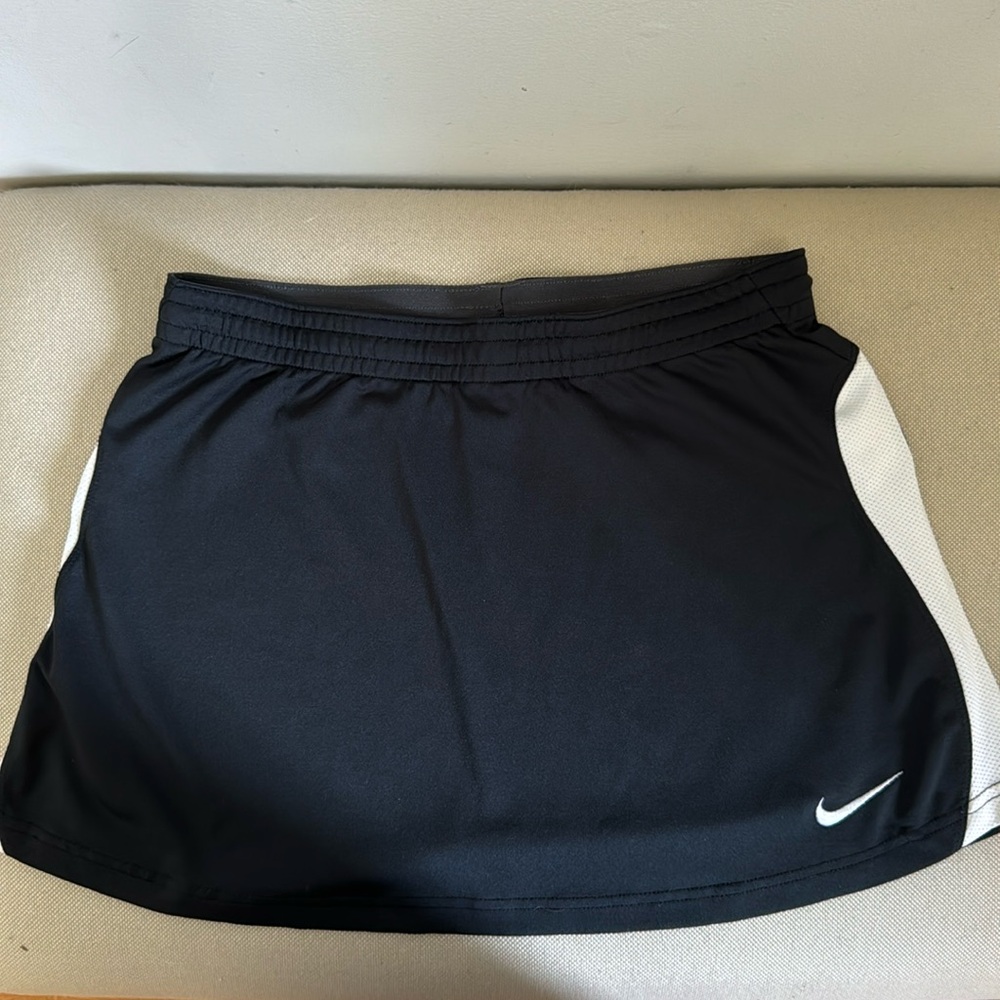 Nike Lacrosse 🥍 skirt B&W Sz Small. EUC no rips tears or snags.Drawstring waist